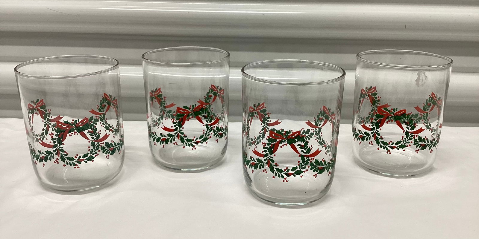 Set of Four Vintage Christmas Wreath Glasses: 4 inches