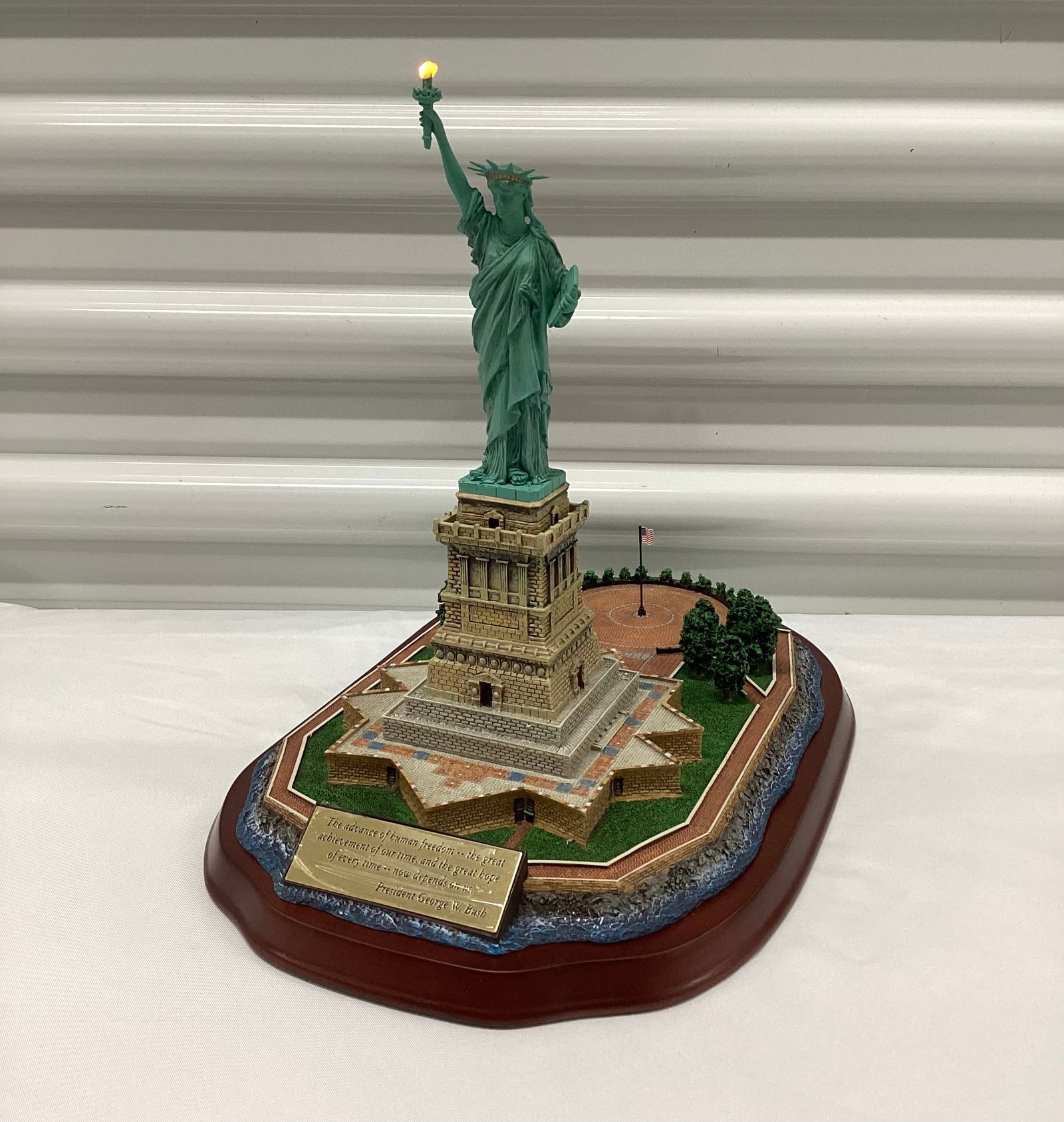 The Danbury Mint Lighted Statue of Liberty with COA (1 of 7)