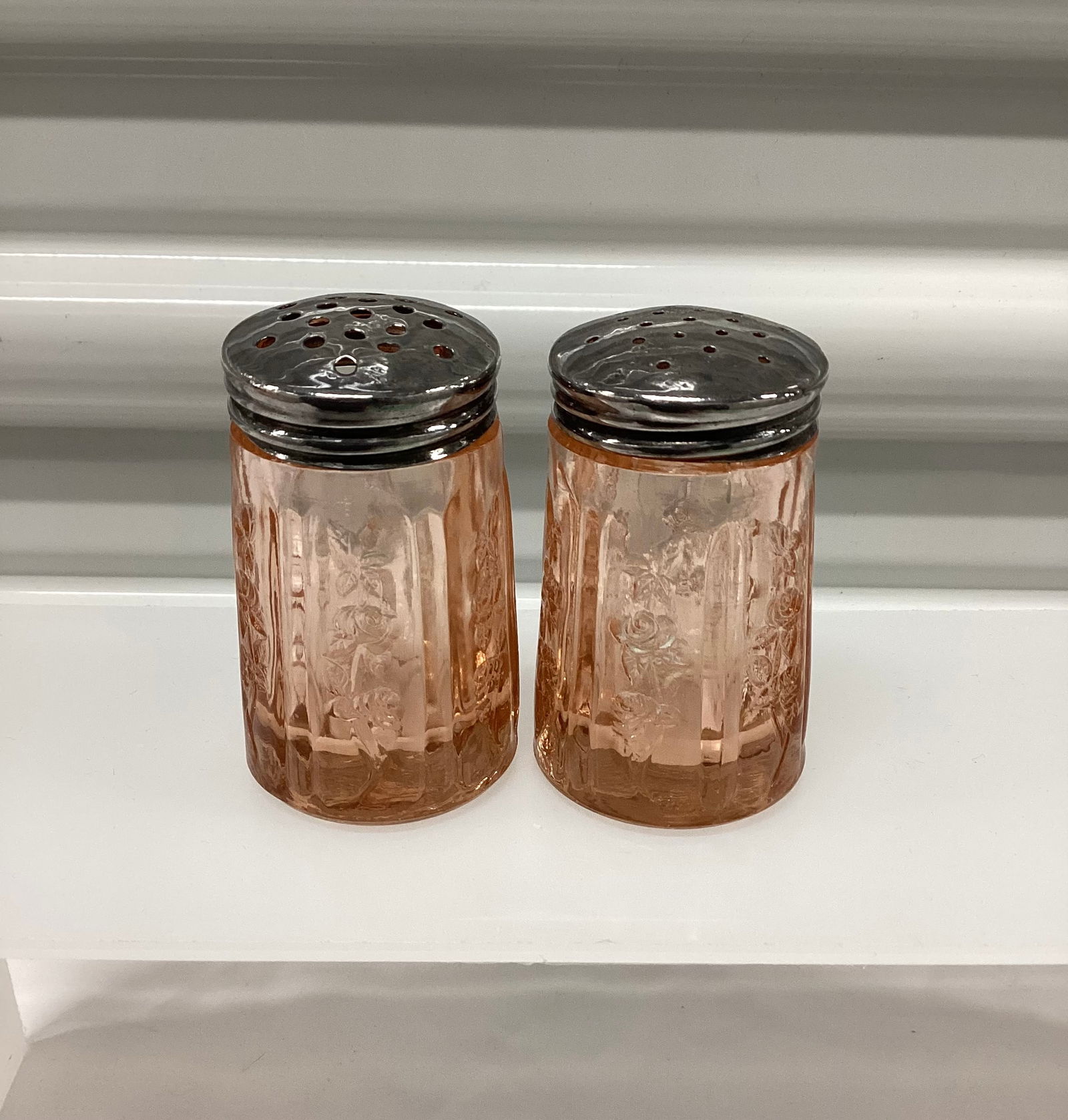 Federal Glass Pink Rose of Sharon Depression Glass Salt & Peppers (1 of 3)