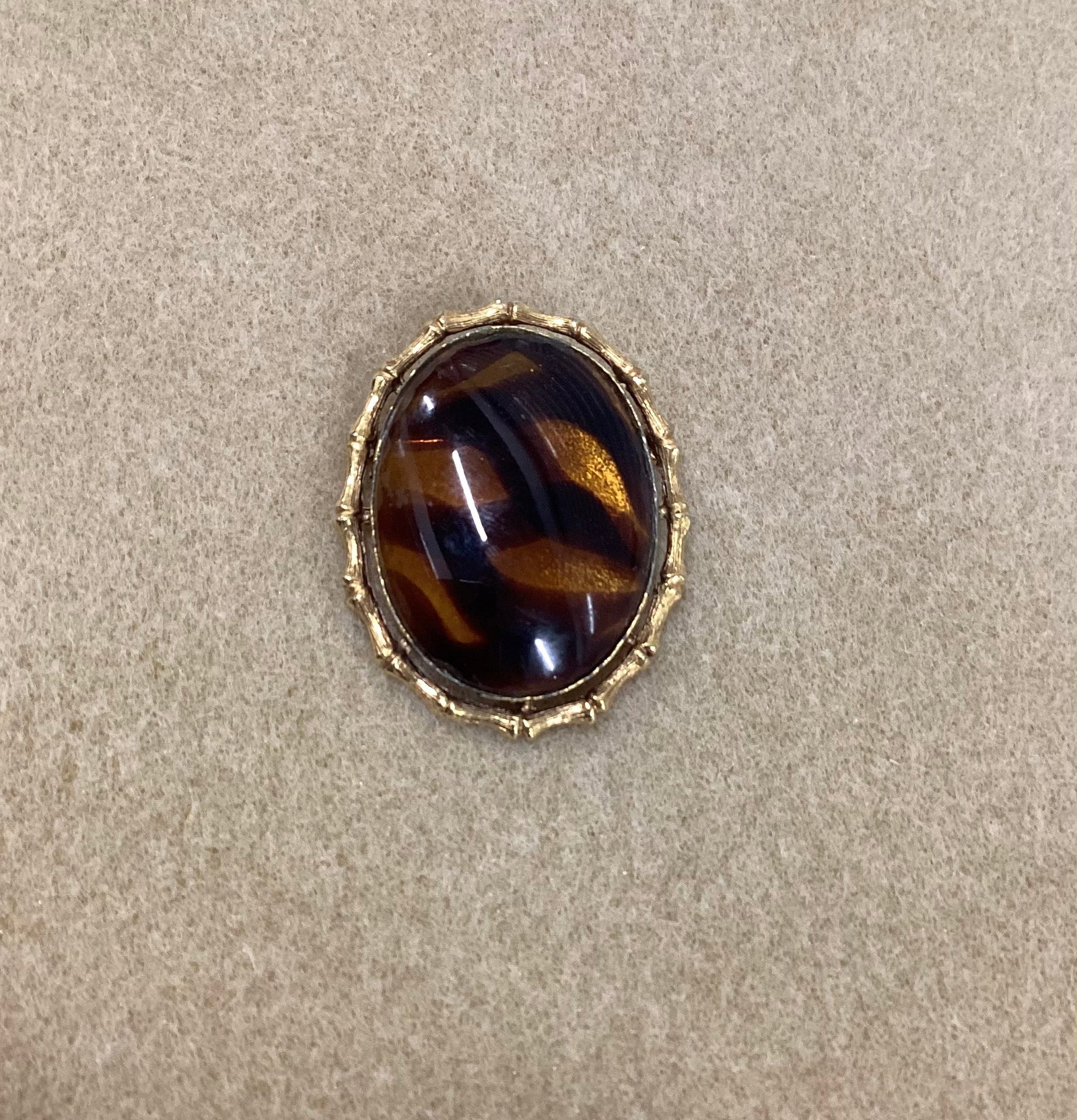 Vintage Lucite Brooch: Unmarked 2 inches