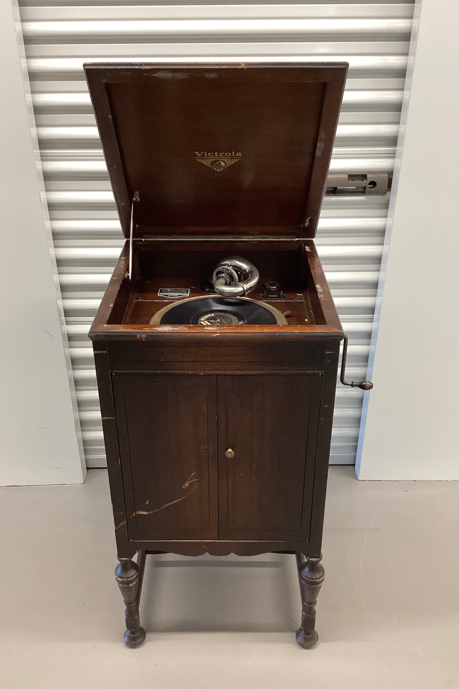 Victor Victrola: 36.5x20x19. **CANNOT SHIP THIS LOT**