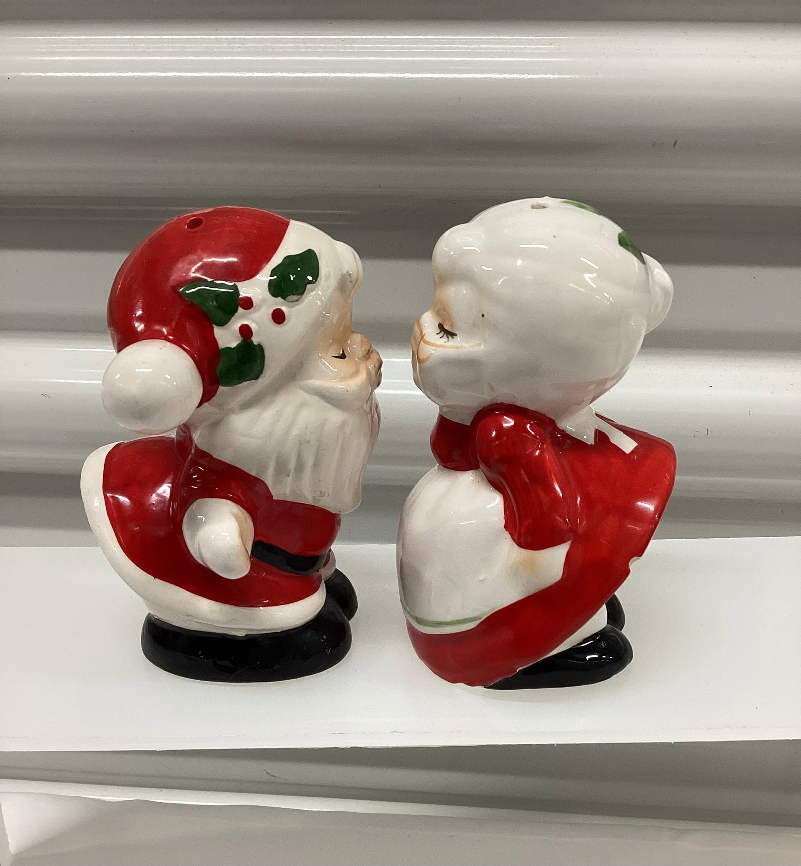 Vintage Santa & Mrs Claus Kissing Salt N Peppers: Unmarked