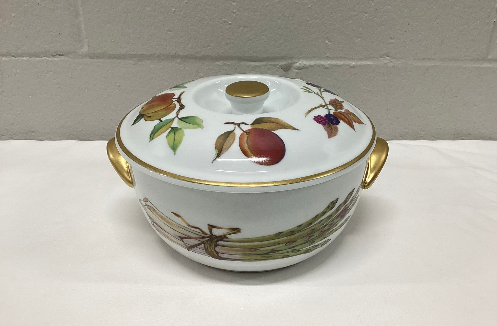 Royal Worcester Evesham Gold 1.5 Qt Round Covered Casserole (1 of 4)