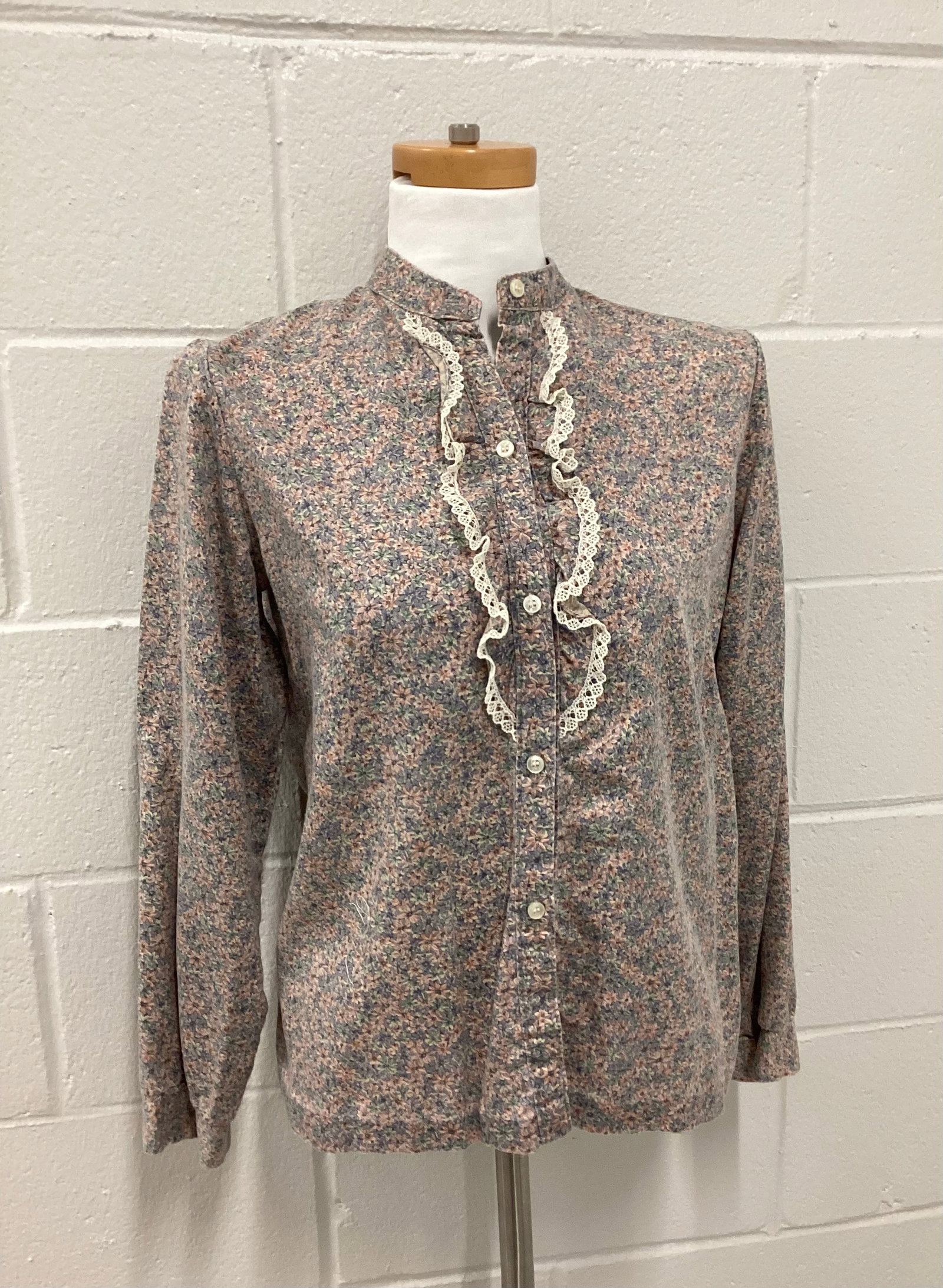 1970s Lace Ruffle Accent Floral Blouse Union Tag: Rrrruss by Russ Togs No Size Tag AP-AP 20 inches