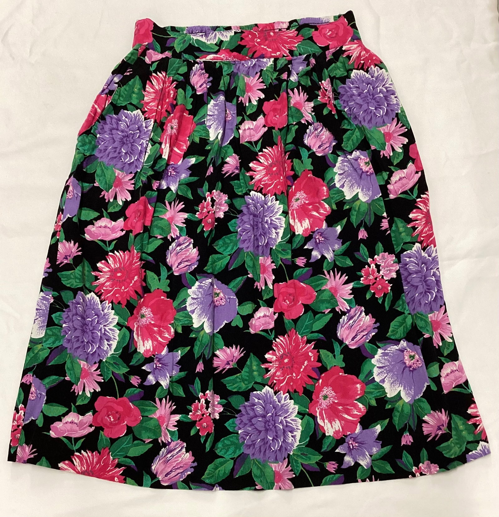 Vintage Floral Skirt With Pockets: Size M Petites Back of Waistband Stretches