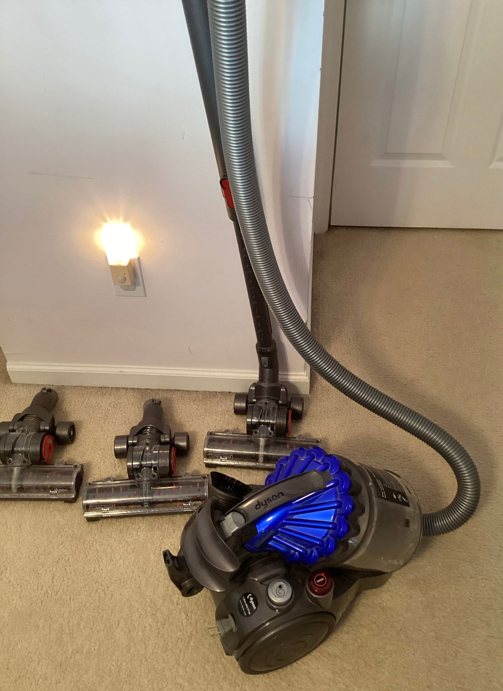 Dyson DC 23 Turbine Head Bagless Vacuum (1 of 5)