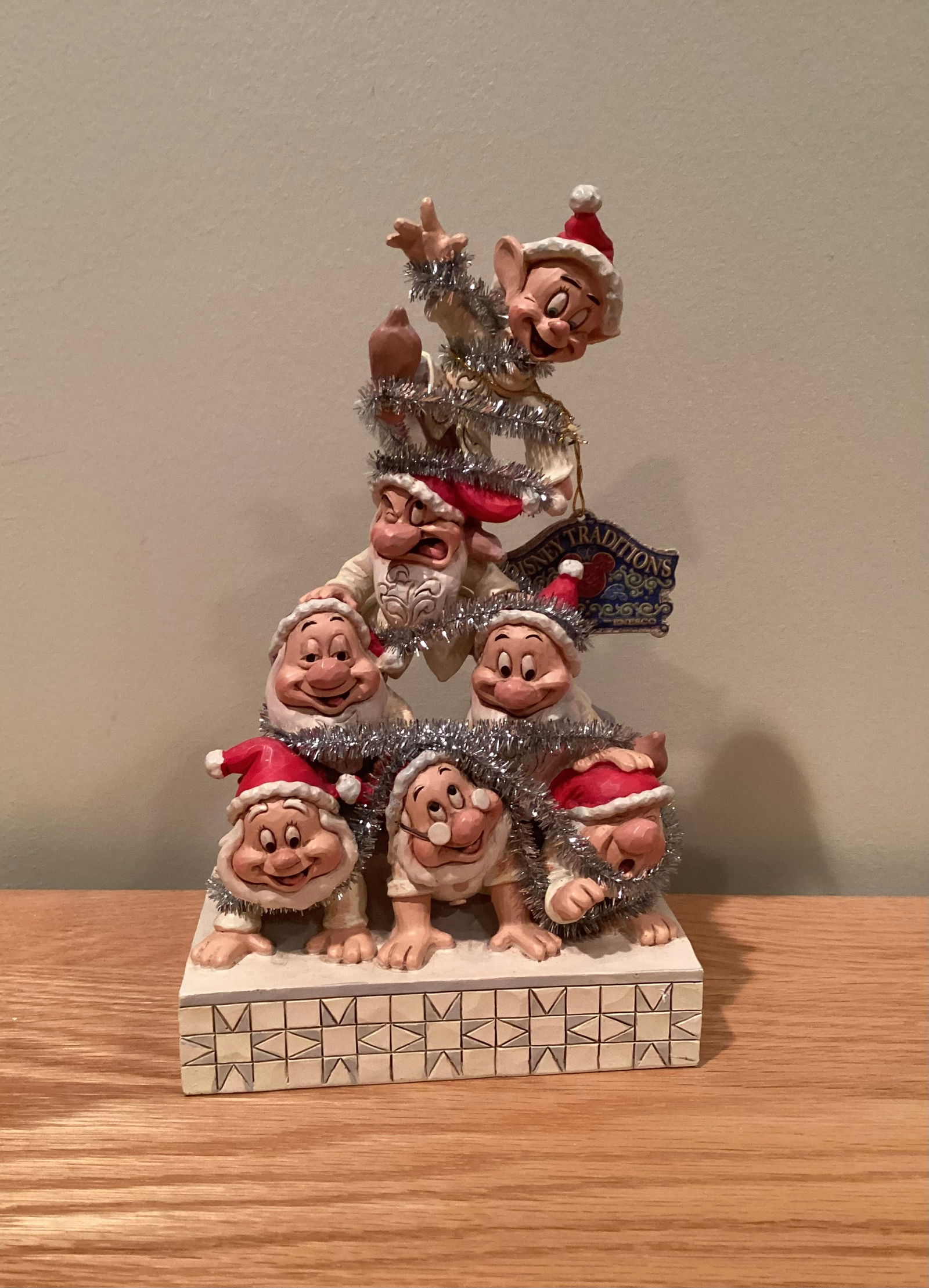 Jim Shore Disney Traditions Snow White Seven Dwarves Precarious Pyramid (1 of 5)