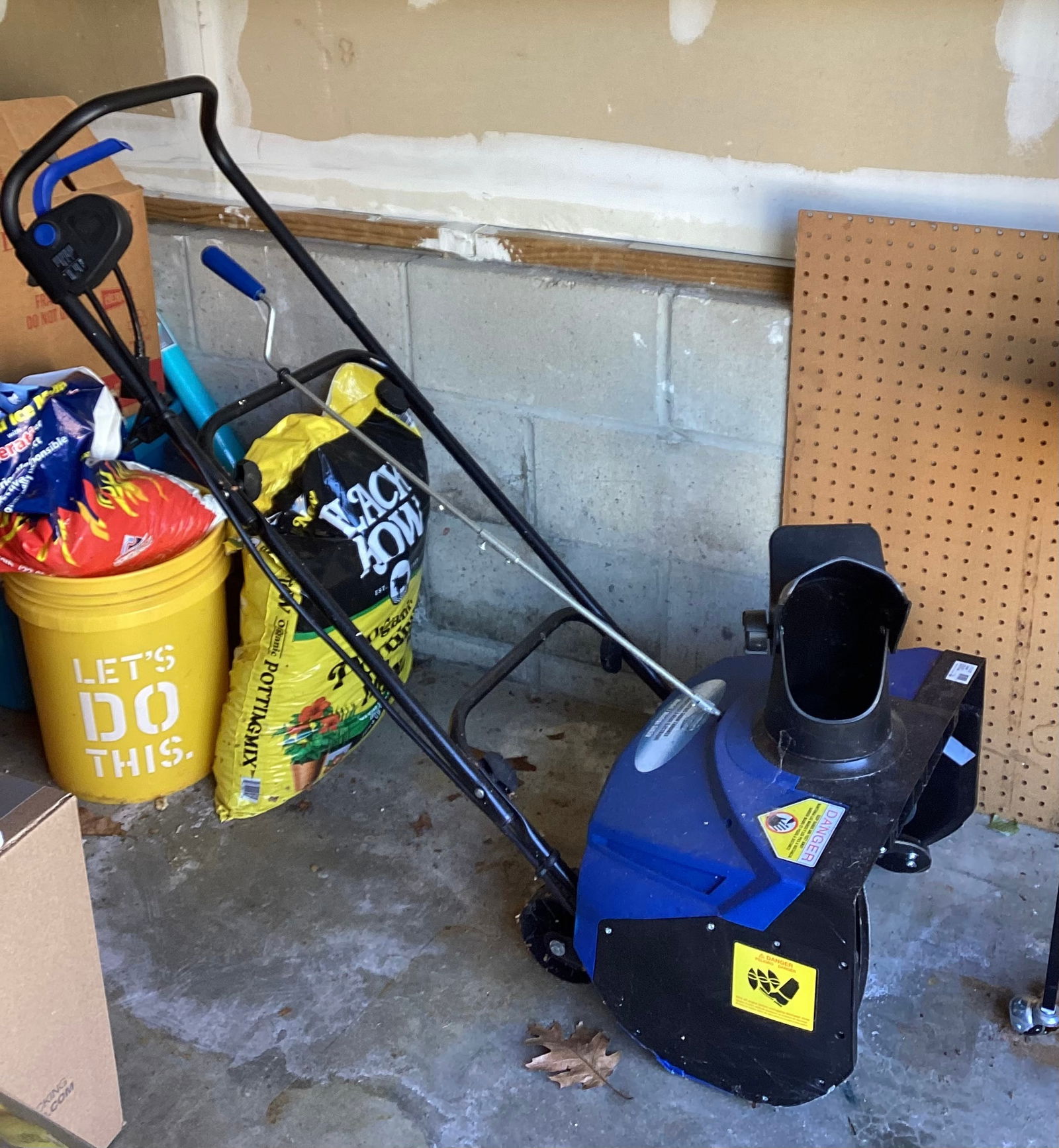 Snow Joe Electric Snow Thrower (1 of 3)