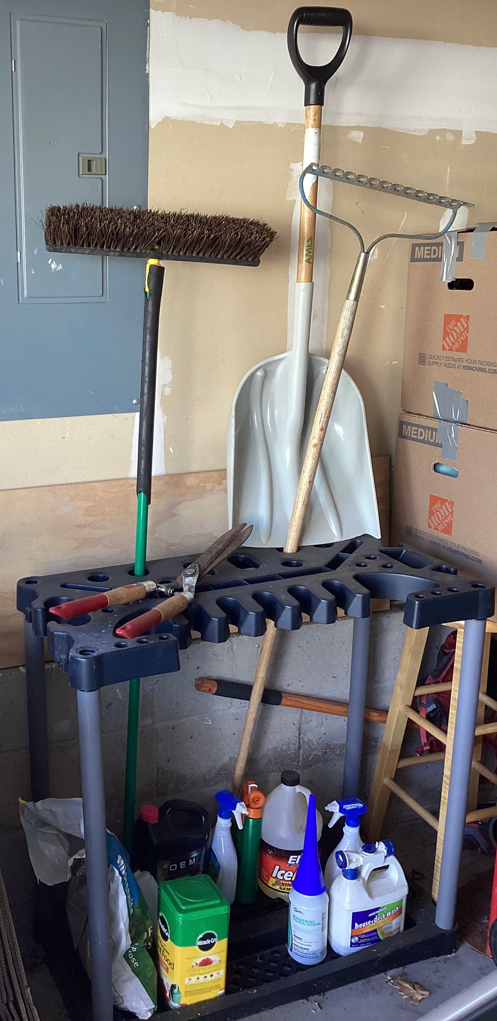 Garage Garden Tool Rack & Contents (1 of 3)