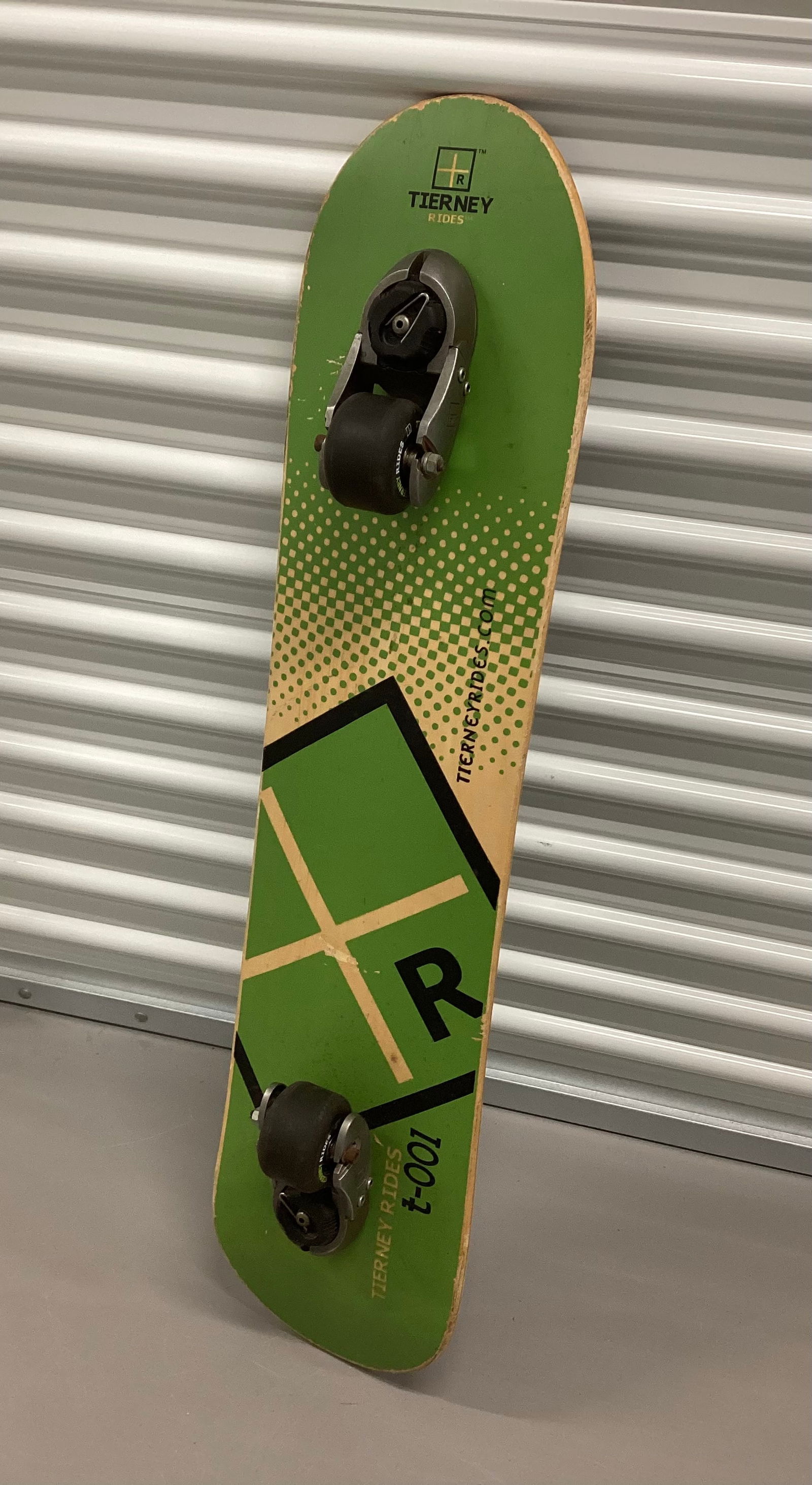 Tierney Rides t-100 T- Board Snowboard Style Skateboard (1 of 5)