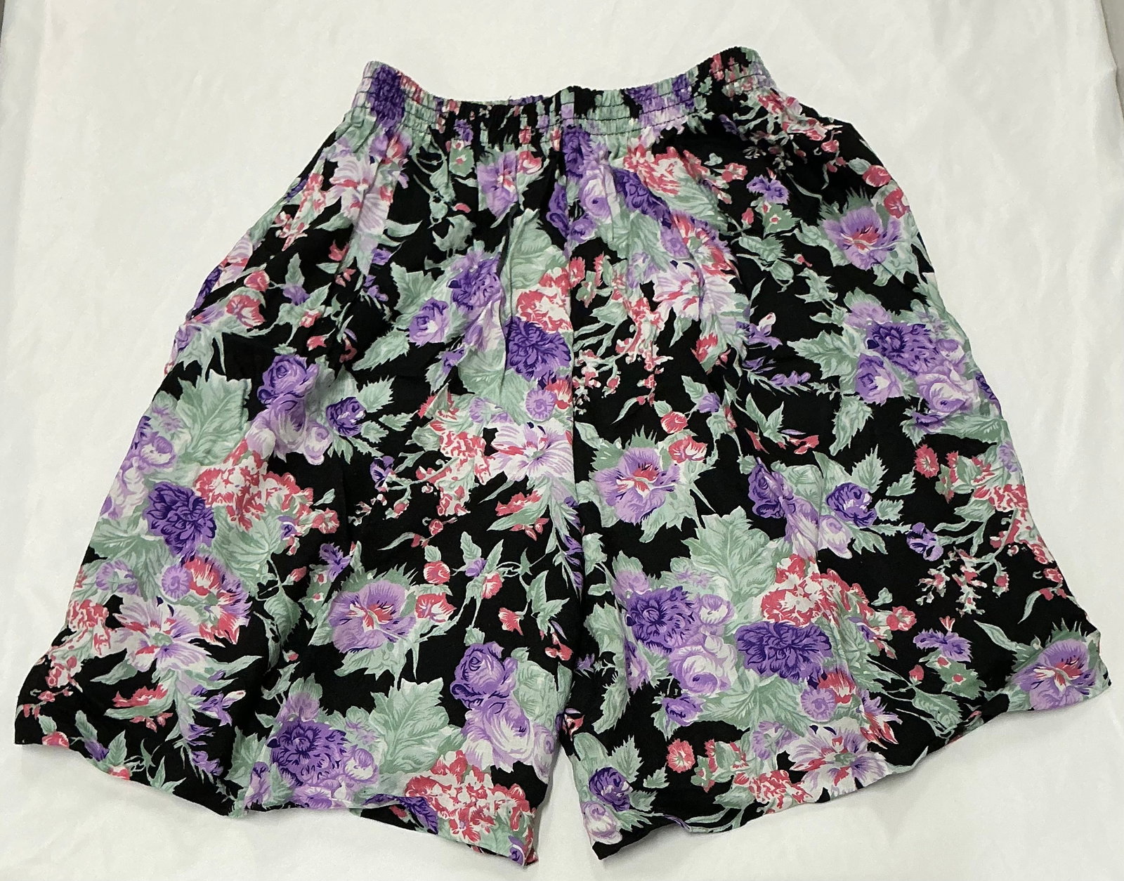 1990s Judy Knapp Black Floral Print Shorts: Size M