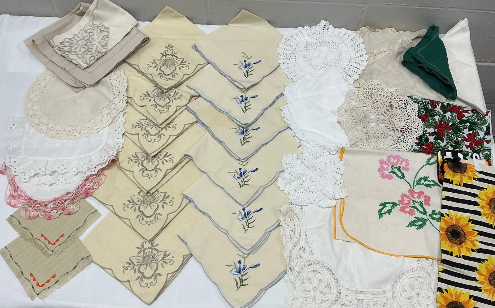 Vintage Linens & Doilies: Linens