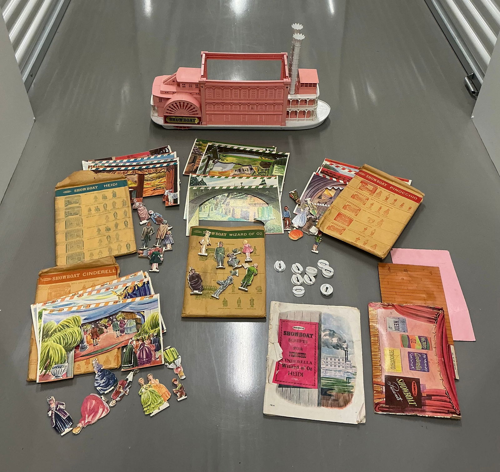 1960s Remco Showboat Toy Theatre Playset (1 of 8)