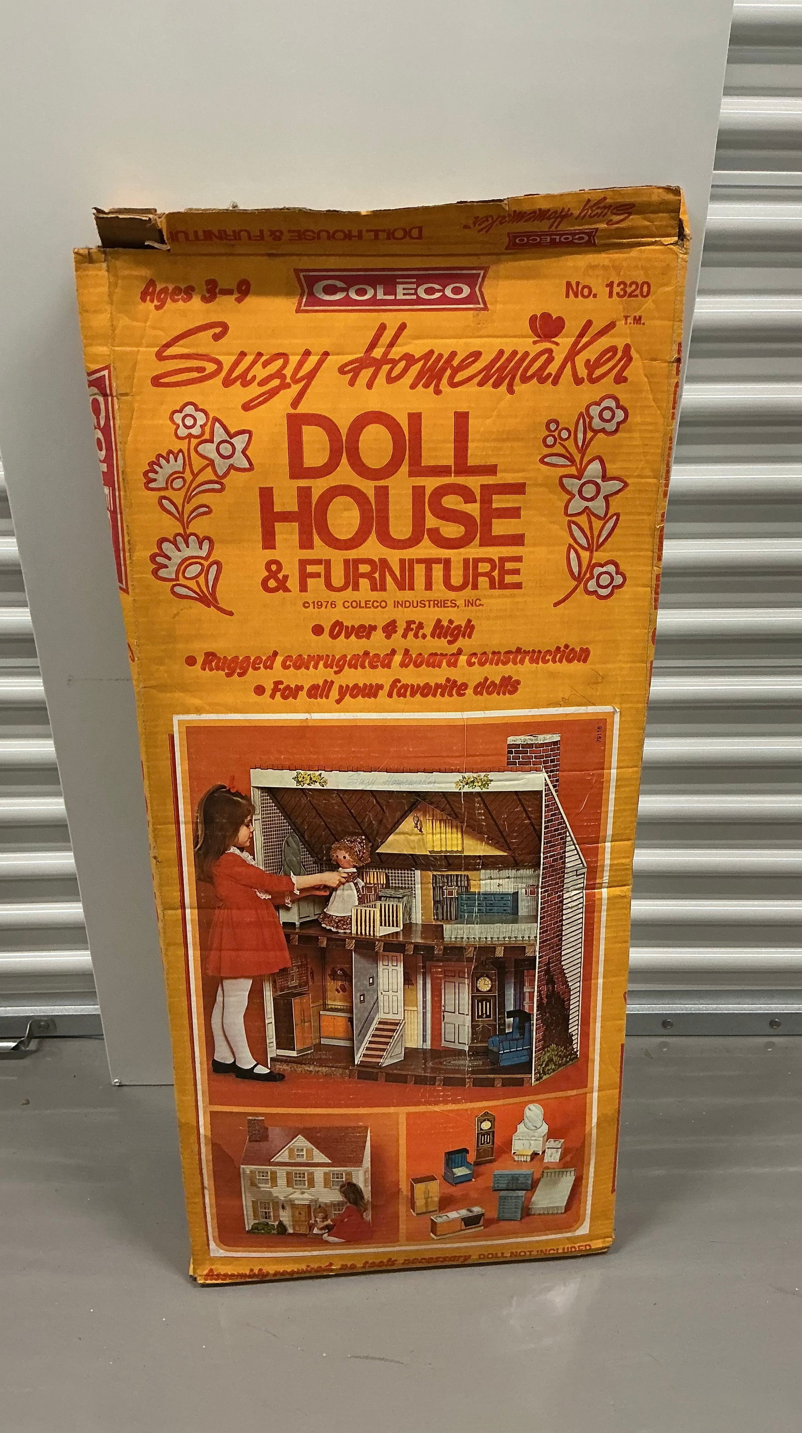 Vintage Coleco Suzy Homemaker Doll House: With Pieces Shown