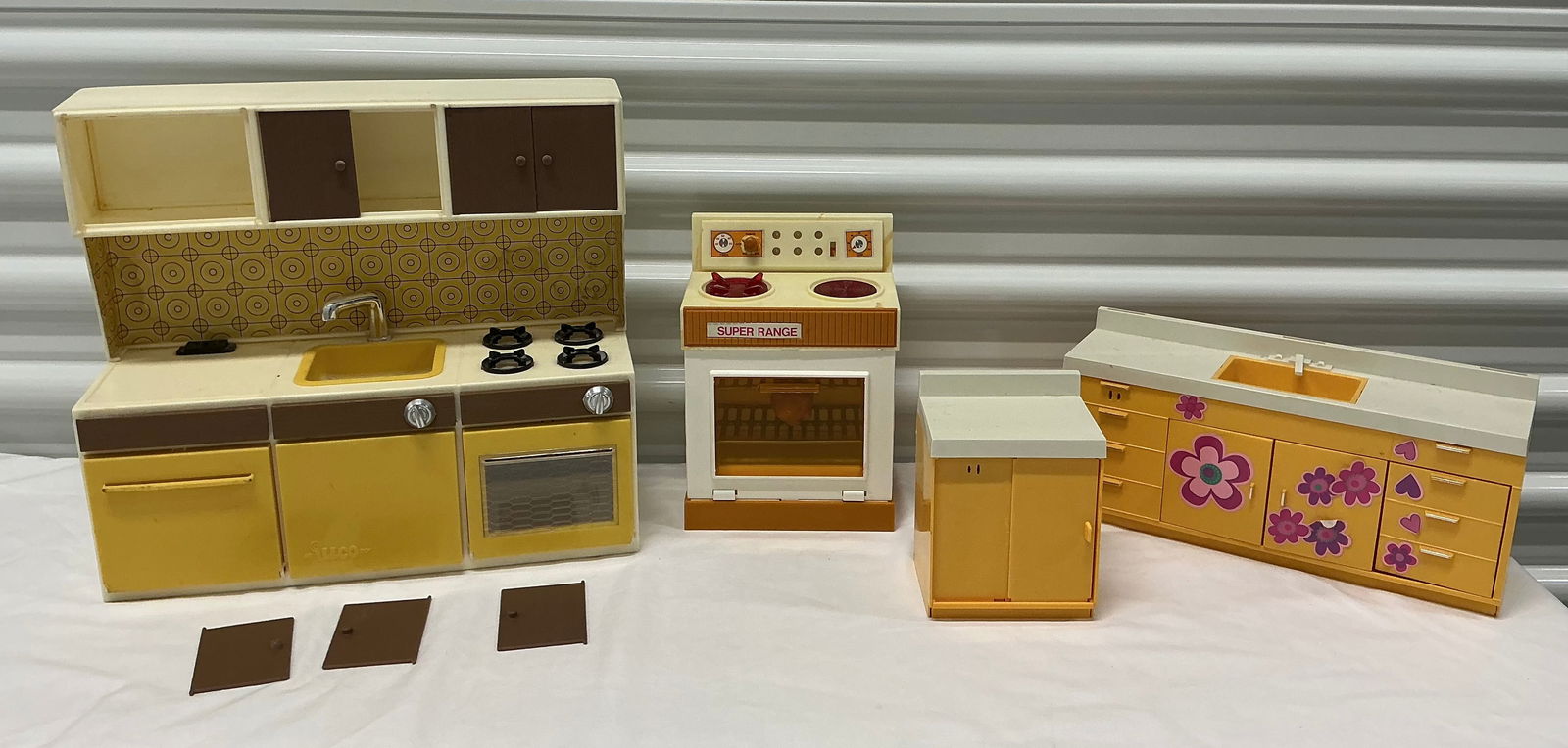 1970s Doll Kitchen Appliances: As Shown