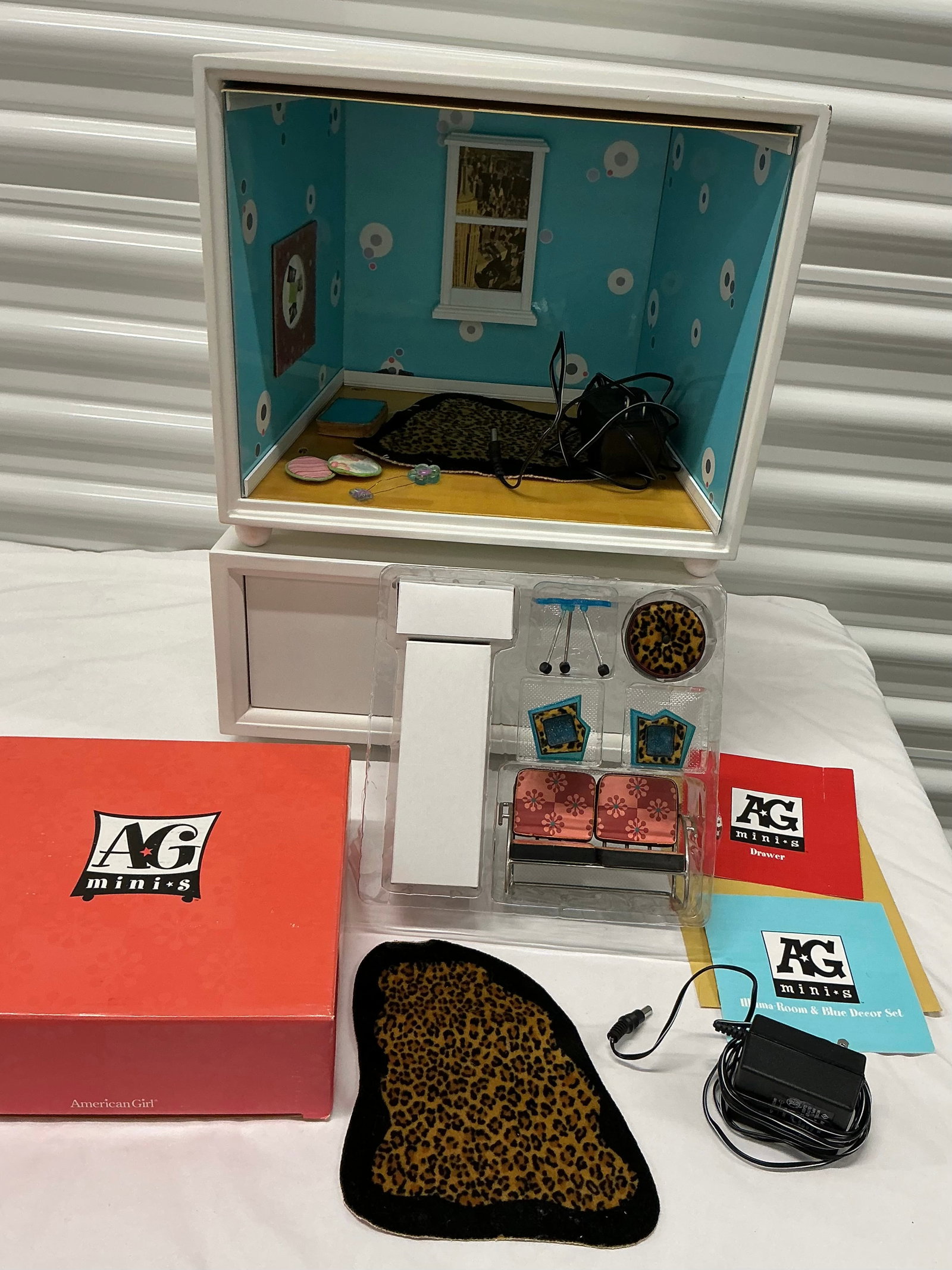 American Girl AG Minis Illuma Room Loft Apartment With Retro Furniture: 19.5x12.5x14.5. Very Heavy