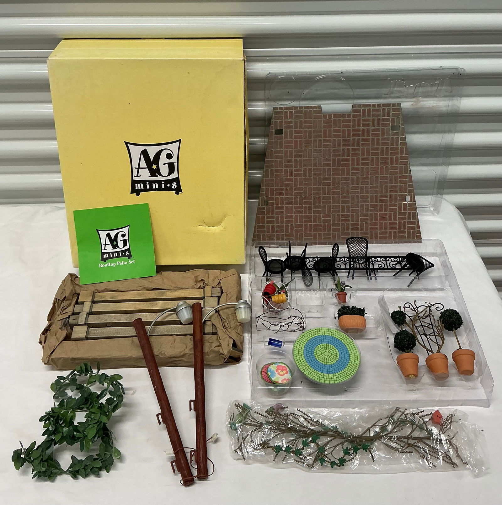 American Girl Minis Boxed Rooftop Patio Set (1 of 4)