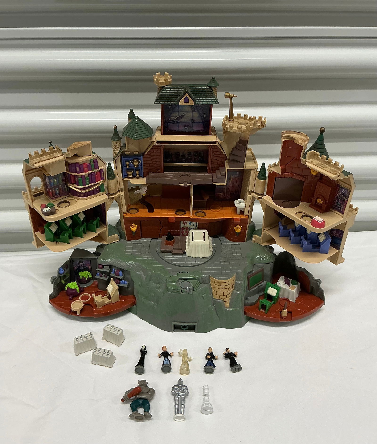 2001 Harry Potter Polly Pocket Hogwarts Castle Playset (1 of 5)
