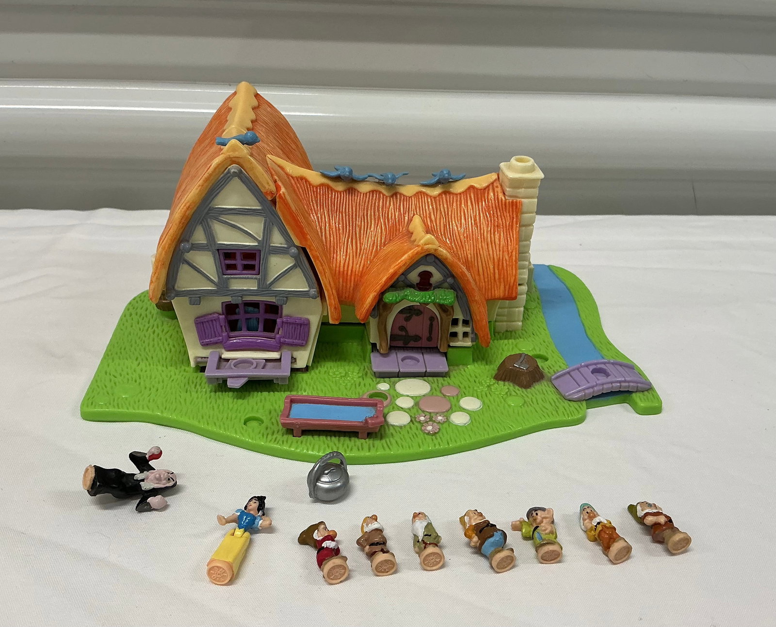 1990s Bluebird Toys Disney Snow White & The Seven Dwarves Polly Pocket Cottage Play Set (1 of 7)