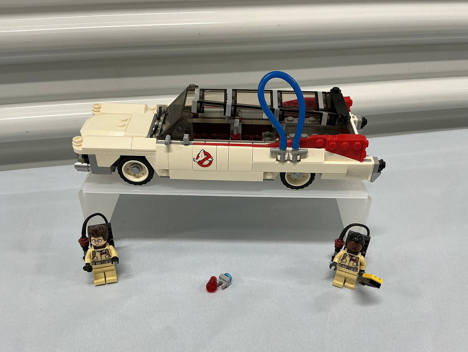 LEGO Ghostbusters Ecto-1 With Ghostbuster Figures: With Pieces Shown