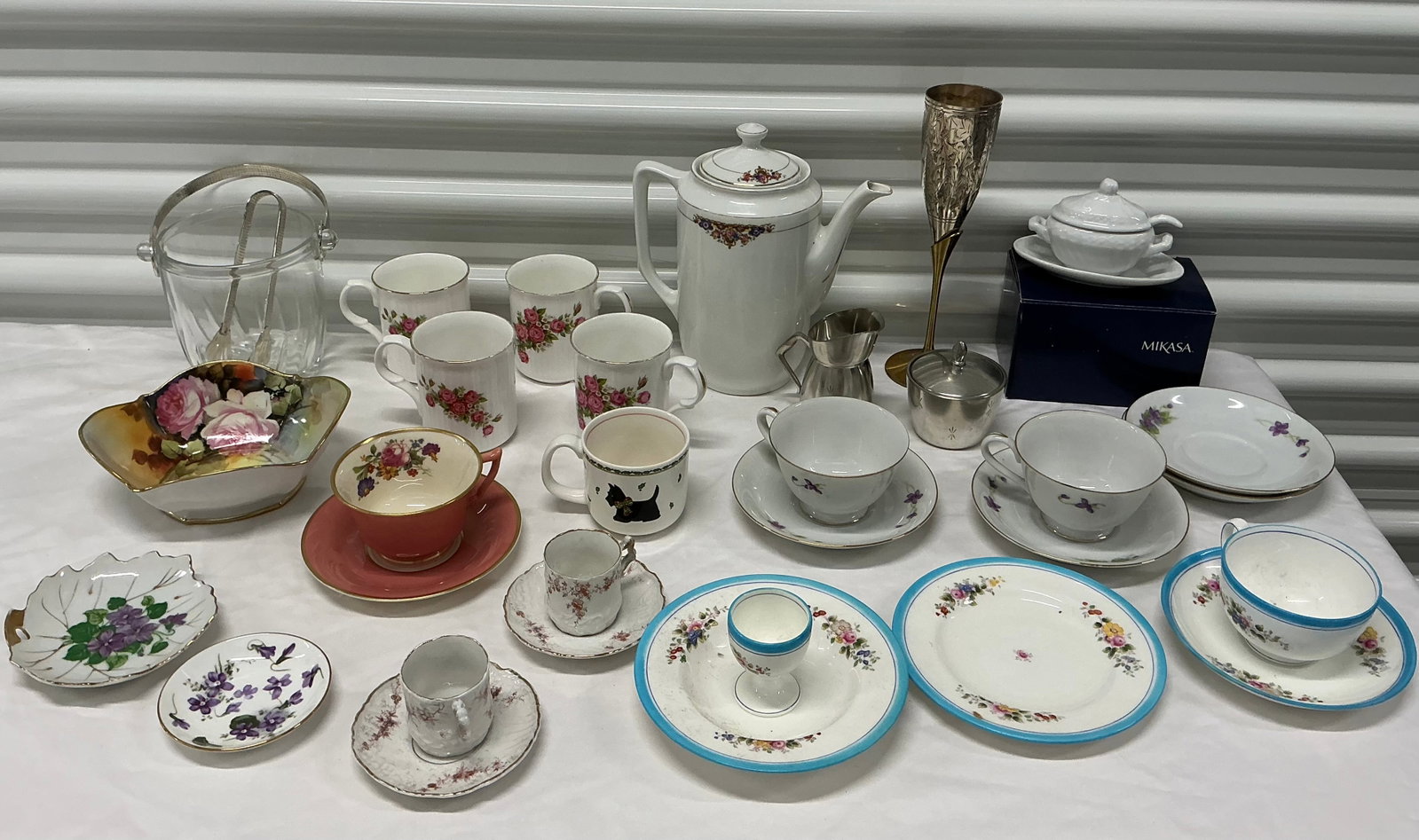 Vintage Teacups & Servwware (1 of 5)