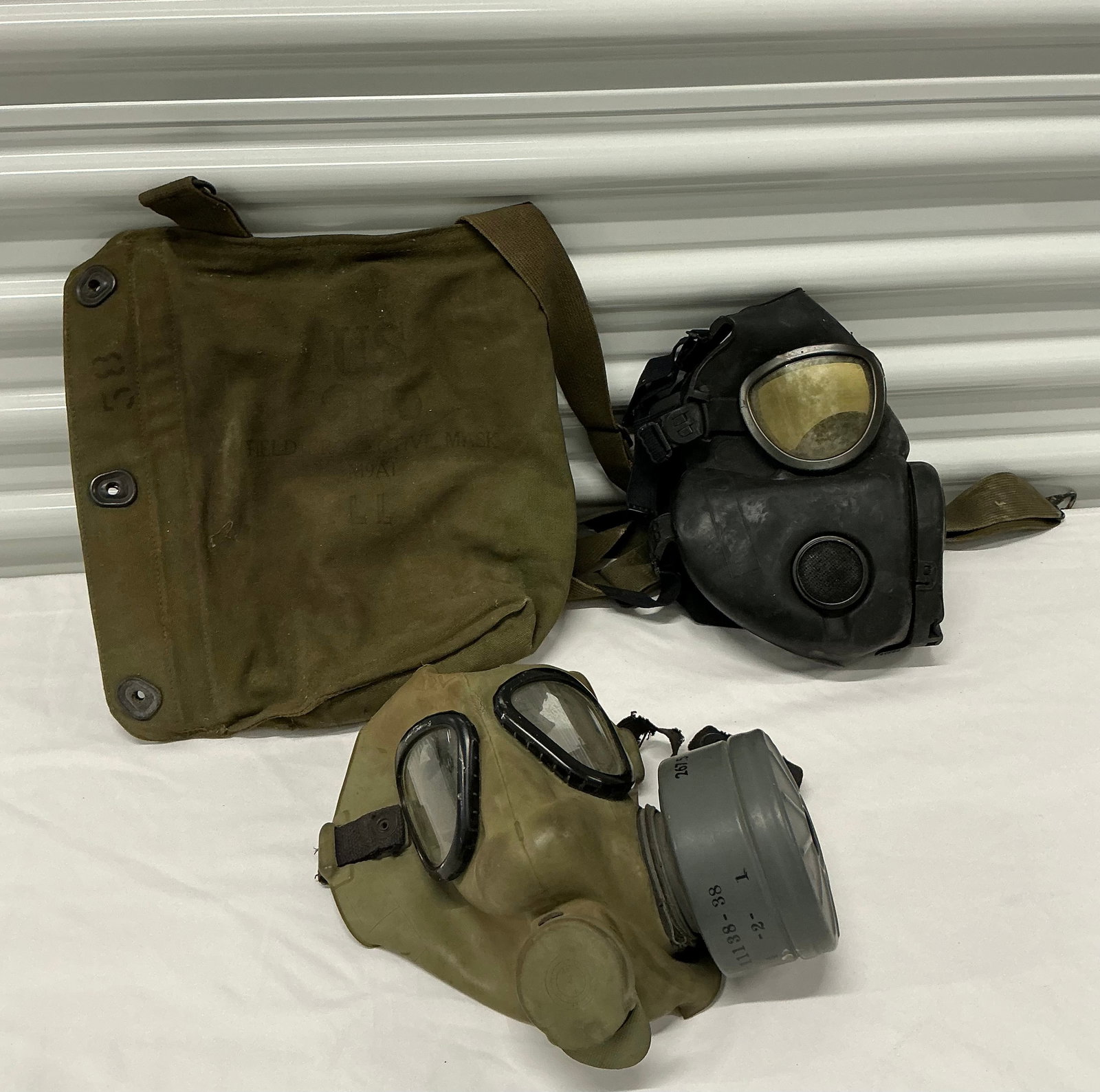 Vintage Military Korean Vietnam War Gas Masks With Carrier Bag (1 of 3)