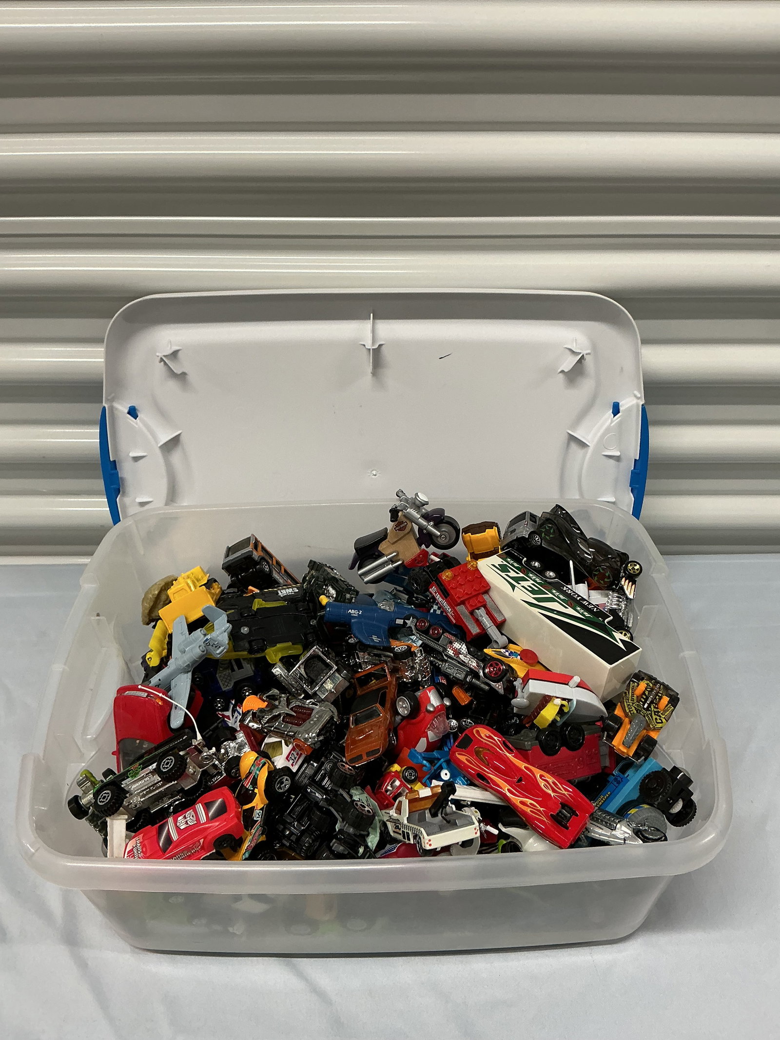 Tote Full Of Hot Wheels & Other Toy Vehicles: Extra Handling Fee To Ship