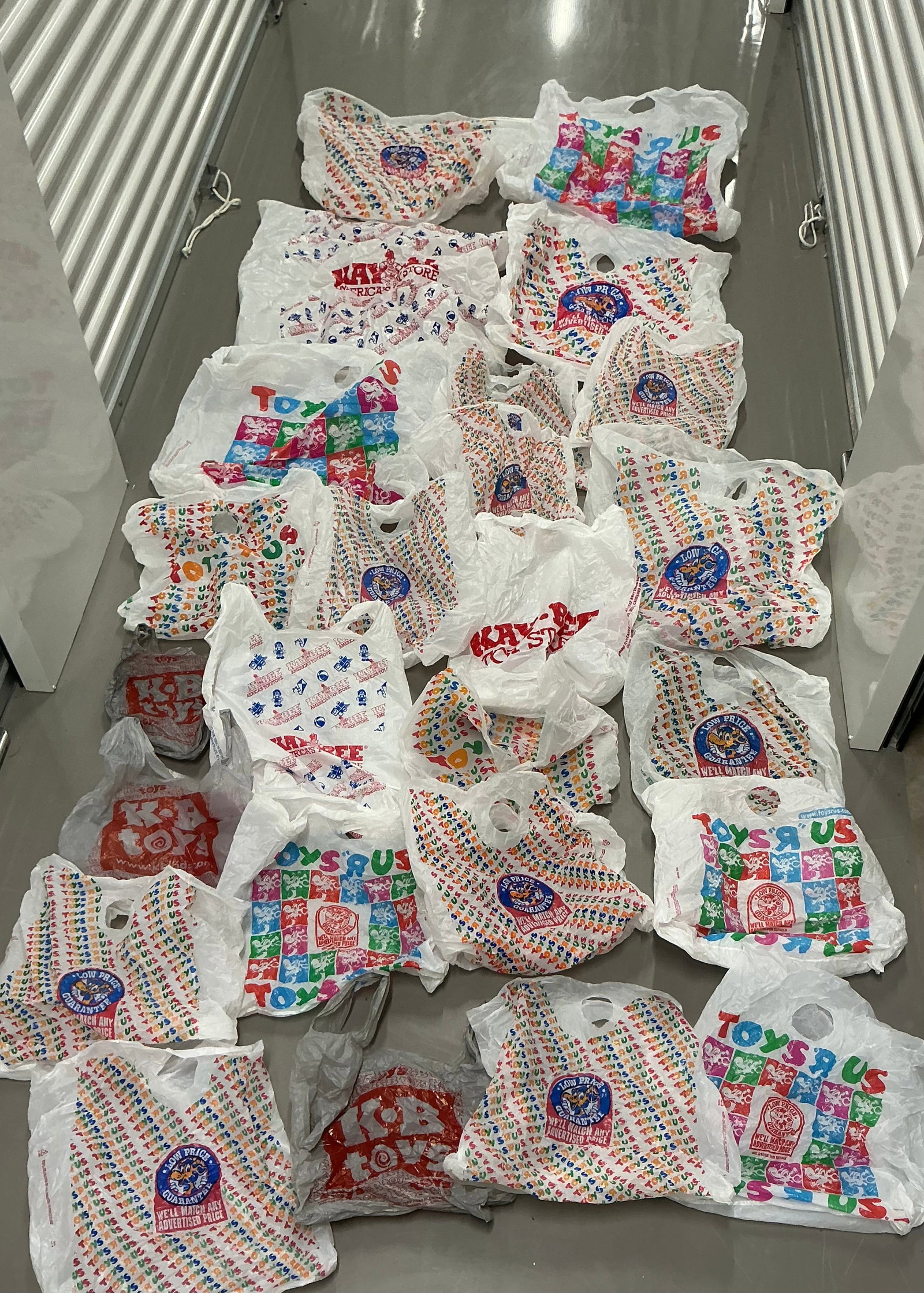 Lot Of 25 Vintage Toys R Us & Kay-Bee Bags (1 of 6)