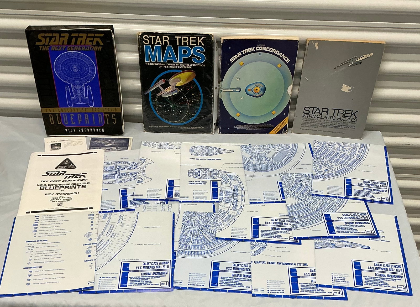 Star Trek Blueprints & Vintage Maps! Puzzle Book & Concordance (1 of 5)