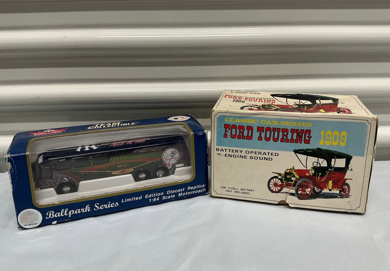 NY Yankees Ballpark Series Bus & Vintage 1909 Battery Operated Ford Touring (1 of 5)