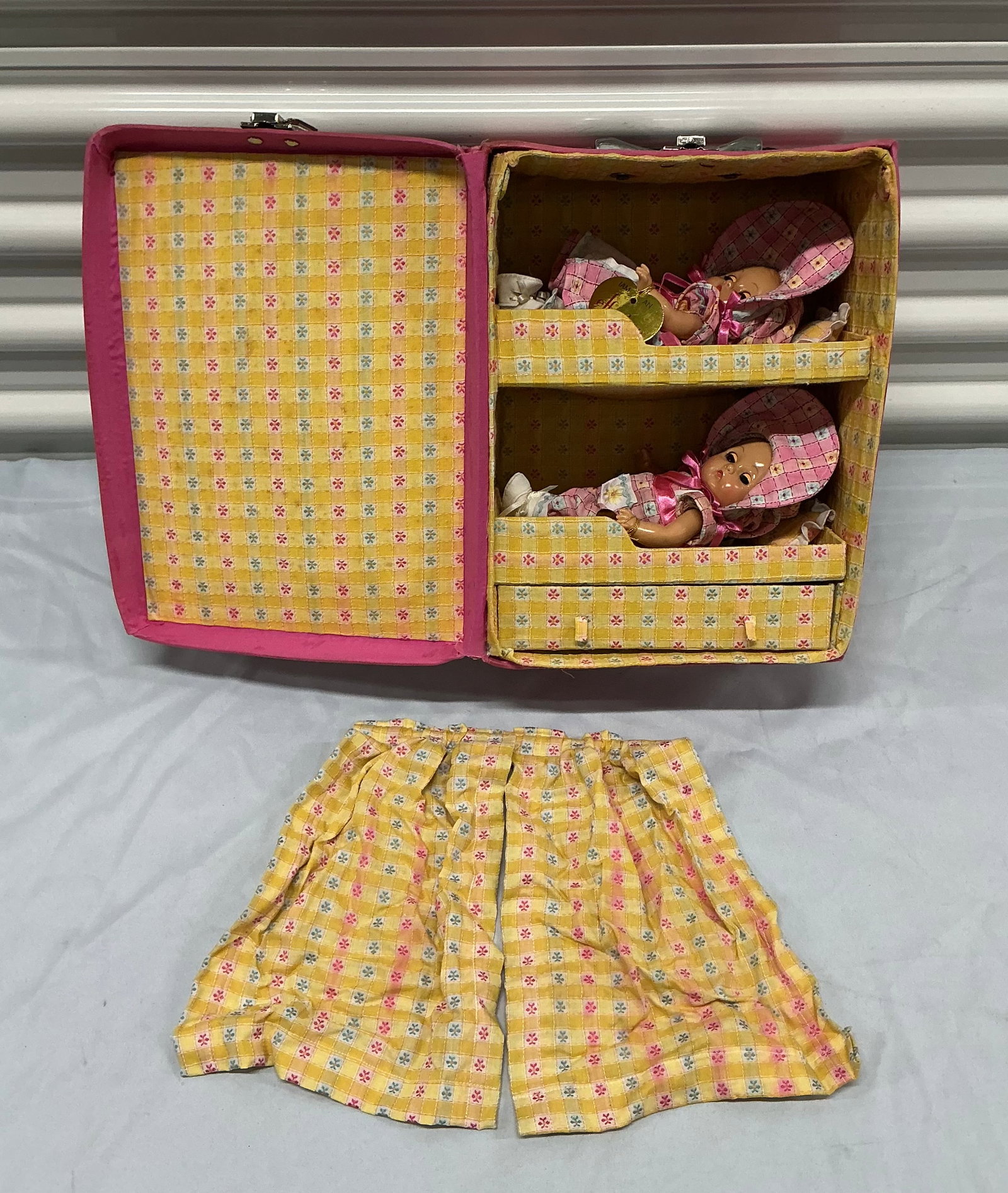 Vintage Effanbee Babyette Trunk Set: Case has damage as shown