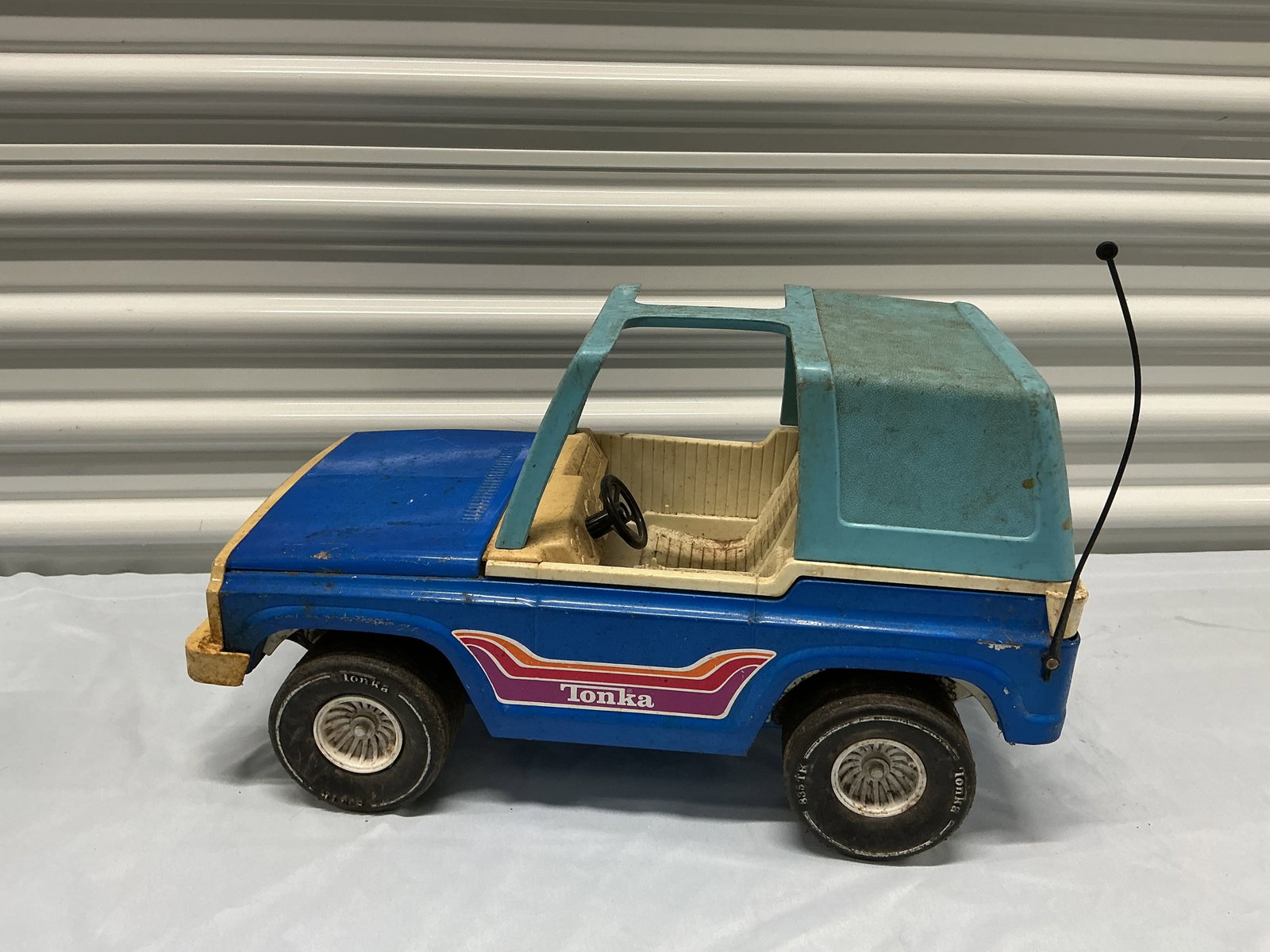 1970s Large 18 in Tonka Bronco 835 TR: 18 in