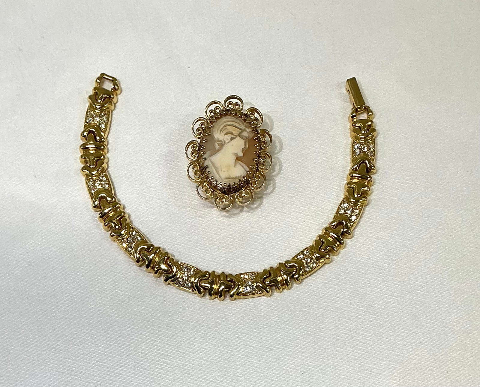 Signed Joan Rivers Bracelet & Lebernco Cameo Pendant Watch: 17 Jewels Incabloc Swiss Watch - working