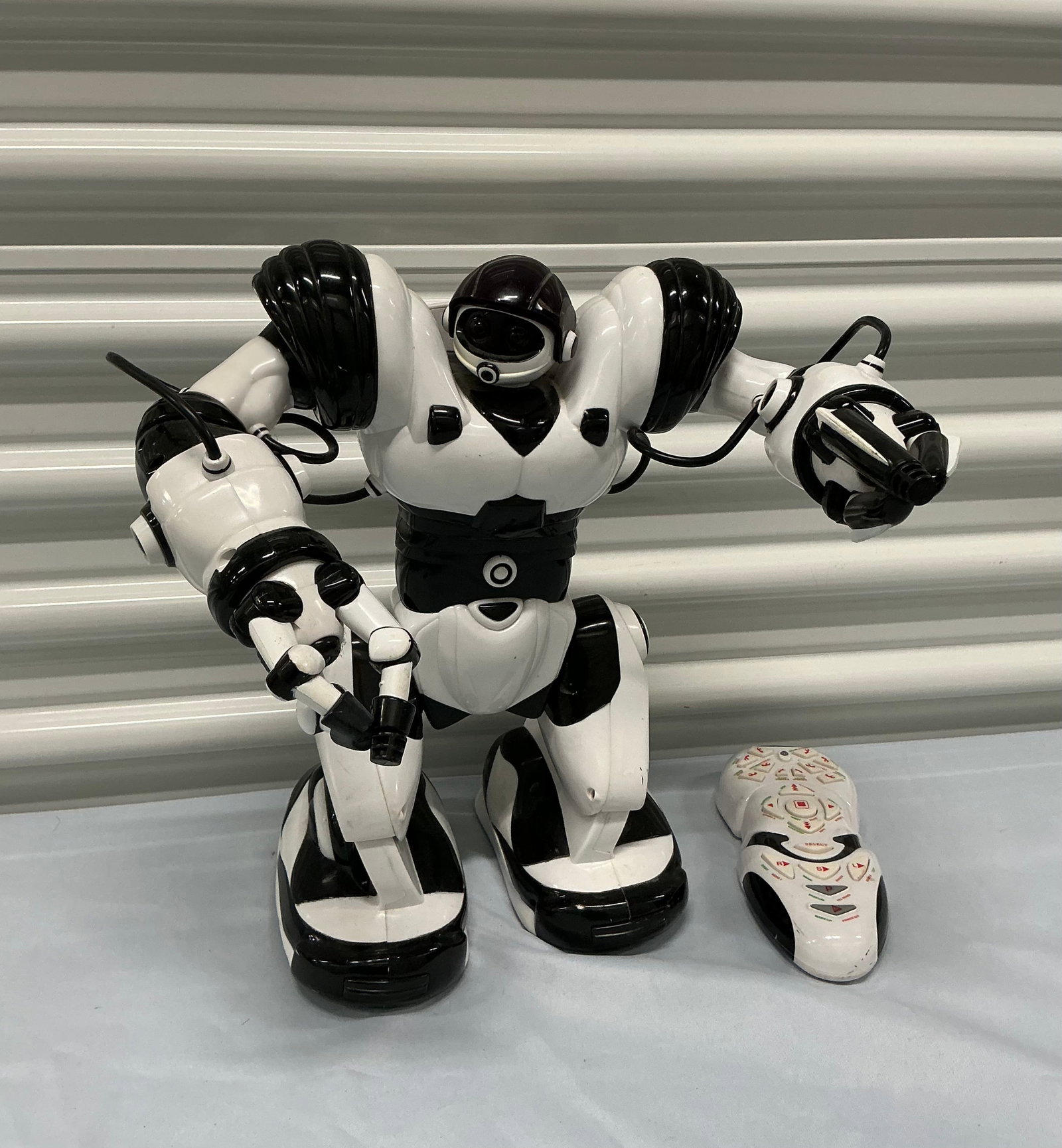 Vintage Wowwee Robosapien Interactive Humanoid Robot: 14 in