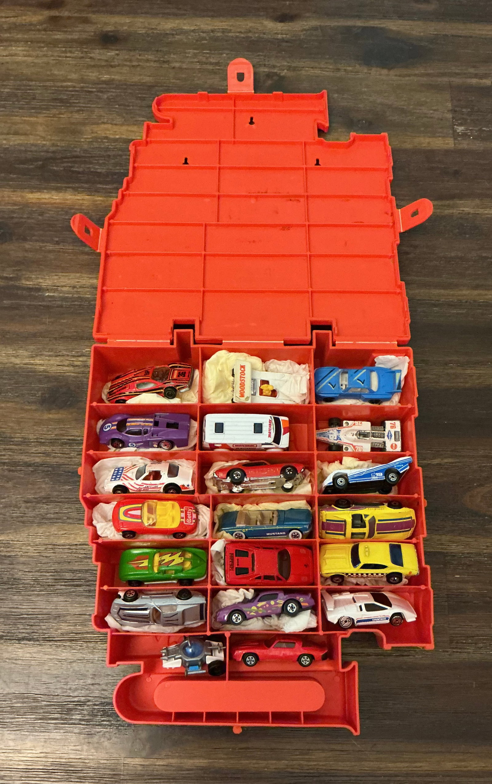 Hot Wheels Case Full Of Vintage Cars: 1960s, 1970s…