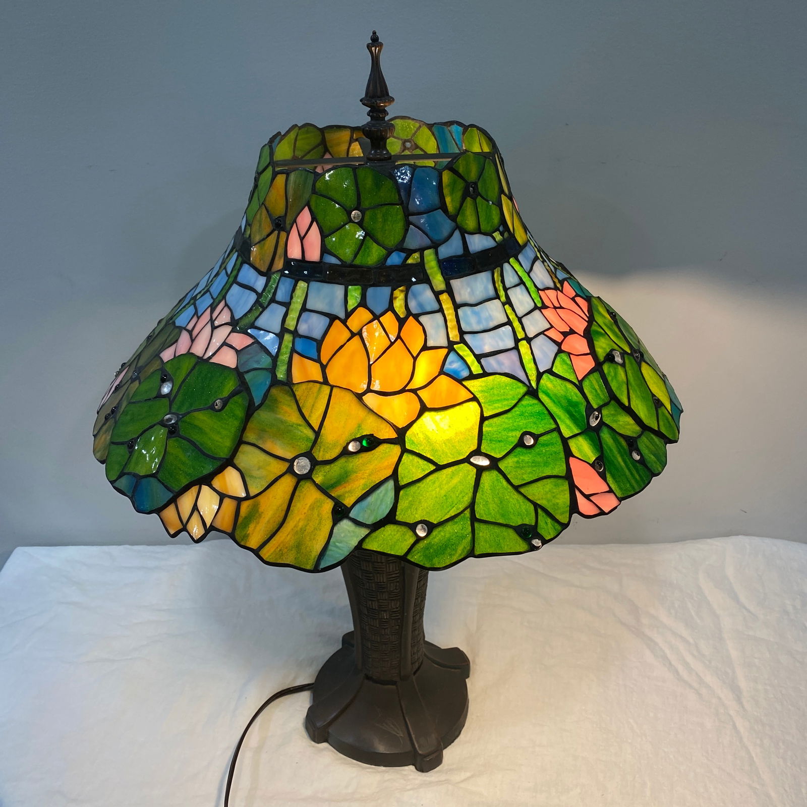 Tiffany Style Water Lily Stained Glass Lamp (1 of 5)