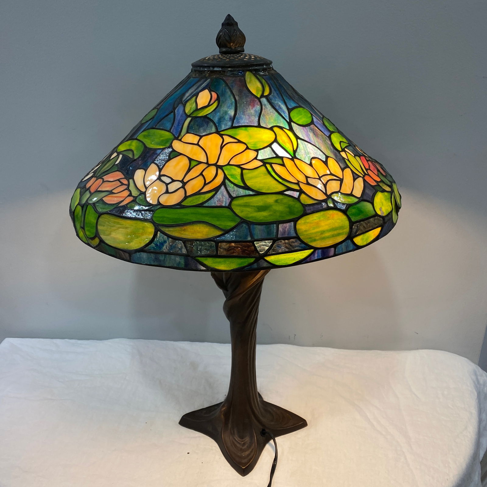 Tiffany Style Stained Glass Lamp With A Water Lily Design (1 of 6)