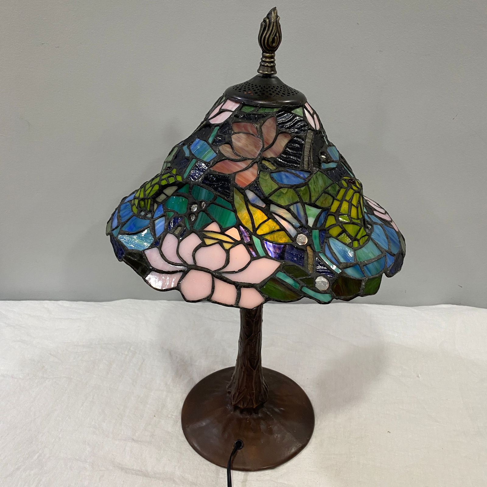 Tiffany Style Stained Glass Lamp Frog and Flower Design (1 of 7)