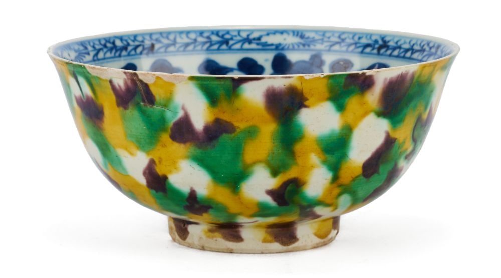 A CHINESE "EGG & SPINACH" GLAZED BLUE & WHITE BOWL, KANGXI PERIOD (1662-1722) (1 of 3)