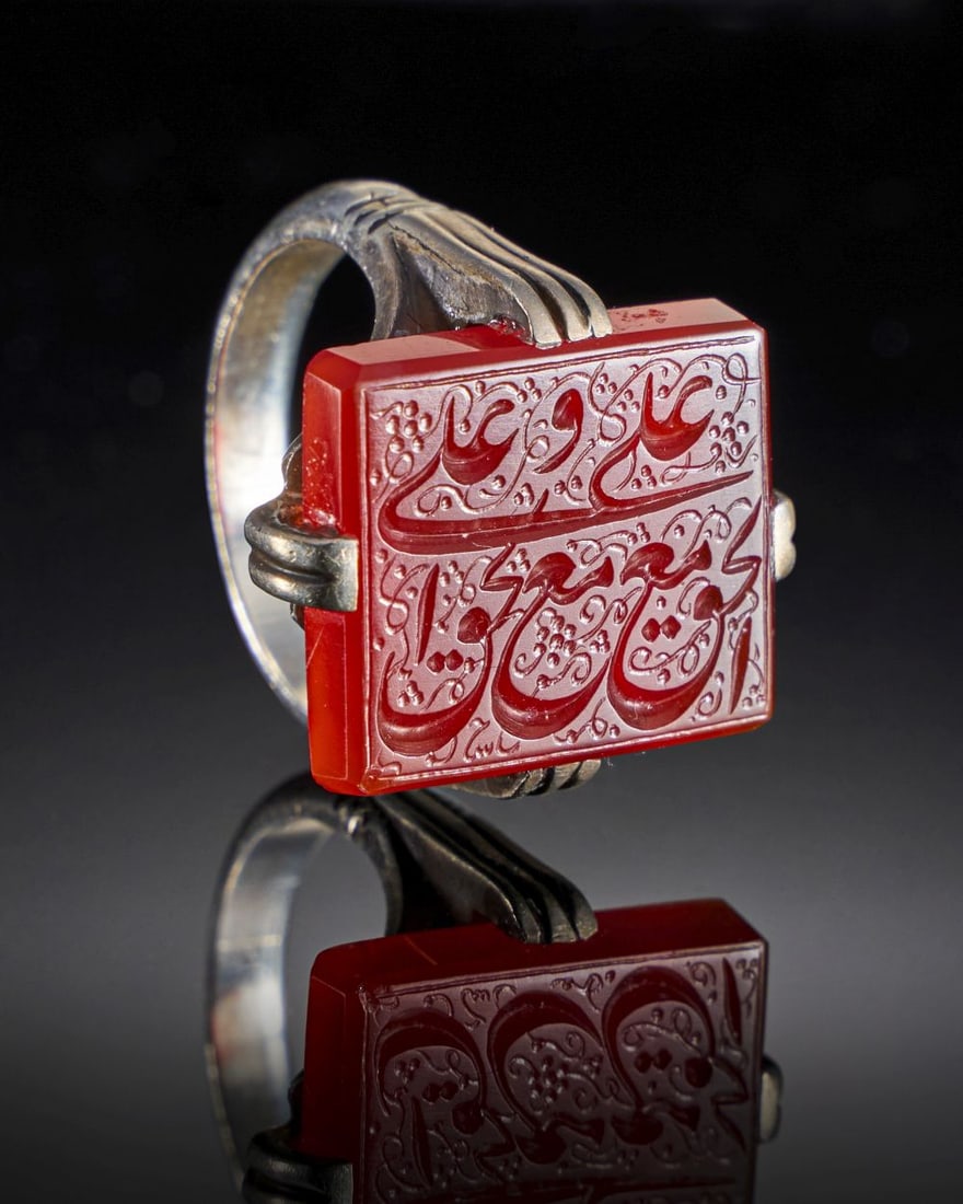 A CALLIGRAPHIC INSCRIBED AGATE RING ON SILVER, 19TH CENTURY, PERSIA (1 of 2)