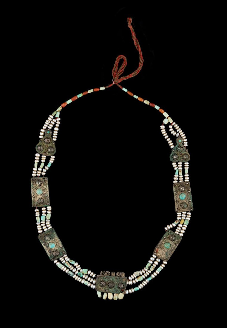 A BACTRIAN PEARL, STONE AND SILVER GEM INLAID BEAD NECKLACE CIRCA LATE 3RD MILLENNIUM B.C. (1 of 2)