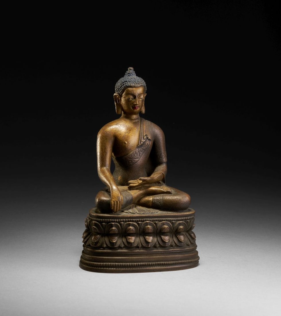 A CHINESE BRONZE FIGURE OF A BUDDHA. QING DYNASTY (1644-1911) (1 of 4)