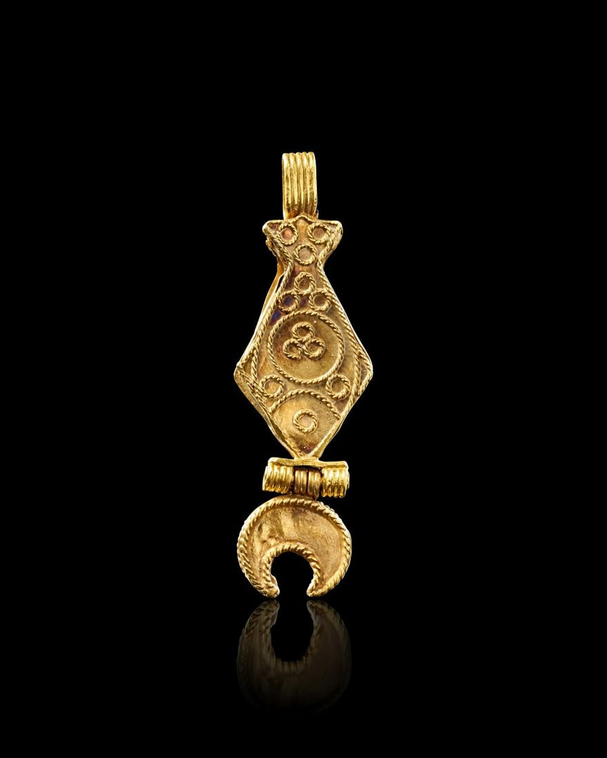 A ROMAN FILIGREE GOLD PENDANT, CIRCA 1ST-2ND CENTURY A.D. (1 of 2)