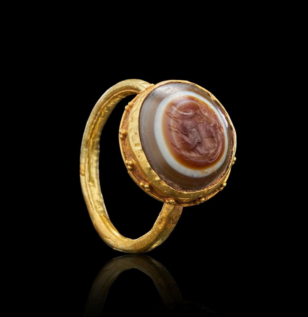 A ROMAN GOLD RING WITH AGATE INTAGLIO DEPICTING A LION, CIRCA 2ND CENTURY A.D. (1 of 5)