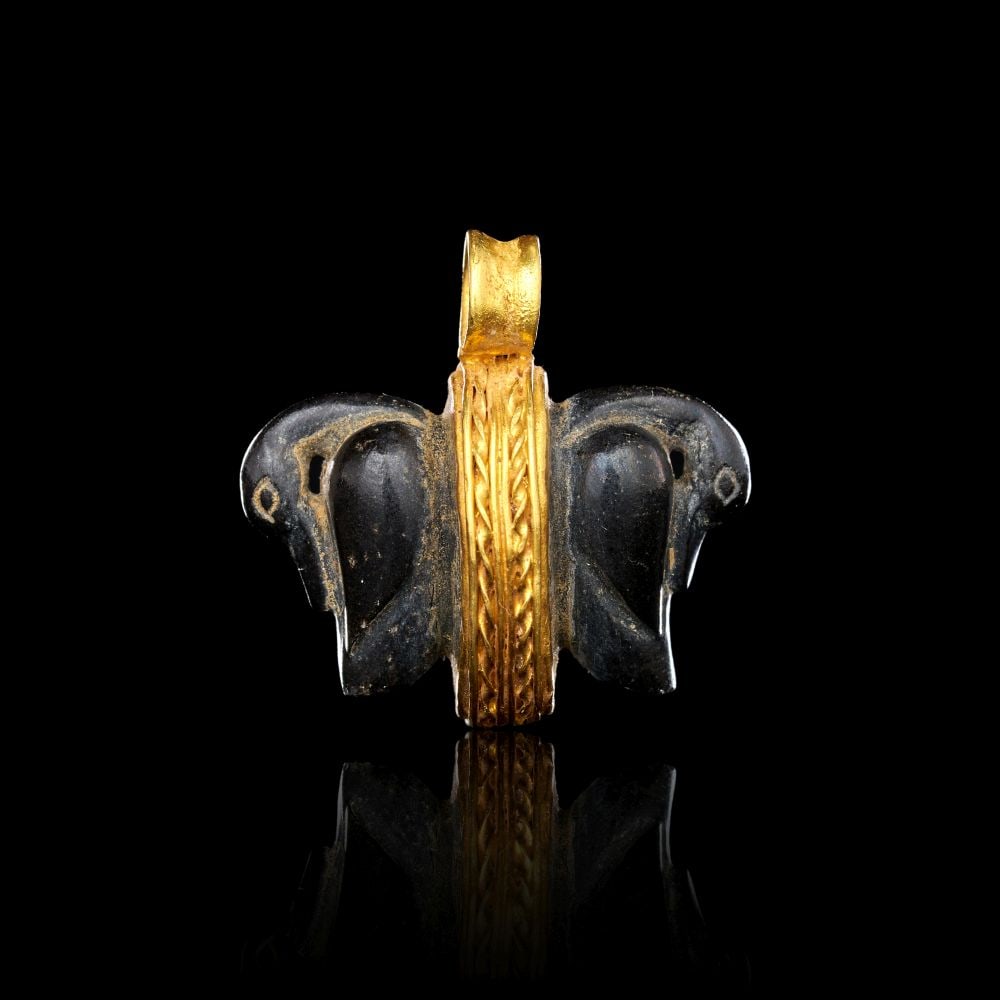 AN EXCEEDINGLY RARE EGYPTIAN GOLD & DOUBLE SIDED BLACK SERPENTINE DUCK AMULET, NEW KINGDOM, 18TH DYN (1 of 6)