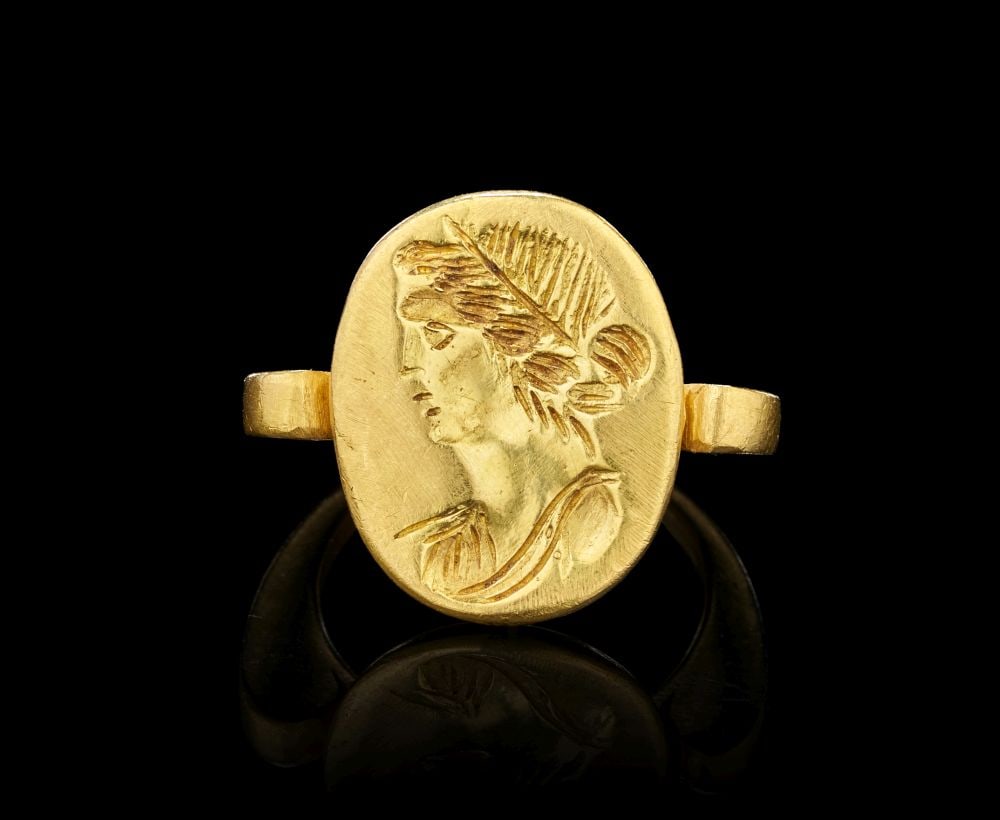 A GREEK GOLD FINGER RING DEPICTING A GODDESS, HELLENISTIC PERIOD, CIRCA LATE 4TH CENTURY B.C. (1 of 5)