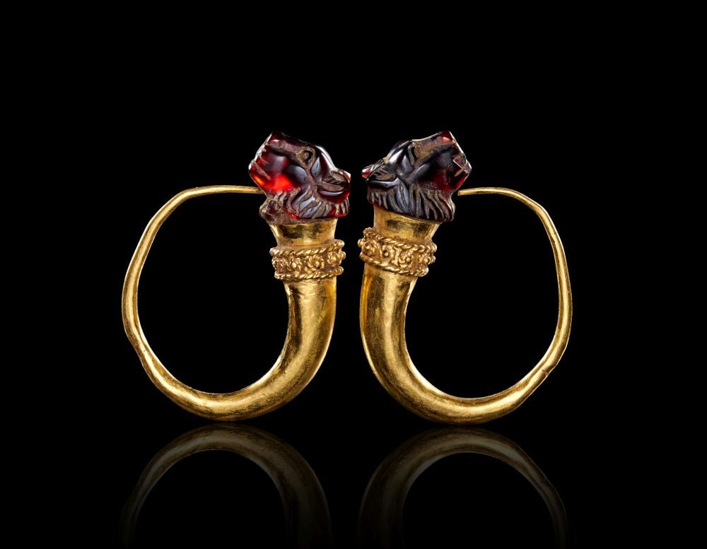 A PAIR OF ROMAN GOLD & GARNET LION HEAD EARRINGS, CIRCA 1ST-2ND CENTURY A.D. (1 of 3)