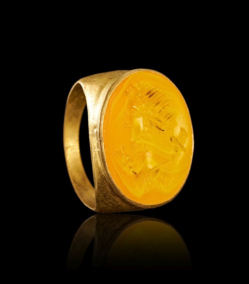 A ROMAN GOLD RING WITH A CARNELIAN INTAGLIO DEPICTING A GENERAL, CIRCA 2ND-3RD CENTURY A.D. (1 of 3)