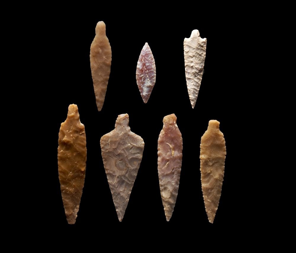 SEVEN EGYPTIAN FLINT ARROWHEADS, PREDYNASTIC PERIOD, CIRCA 4TH MILLENNIUM B.C. (1 of 2)