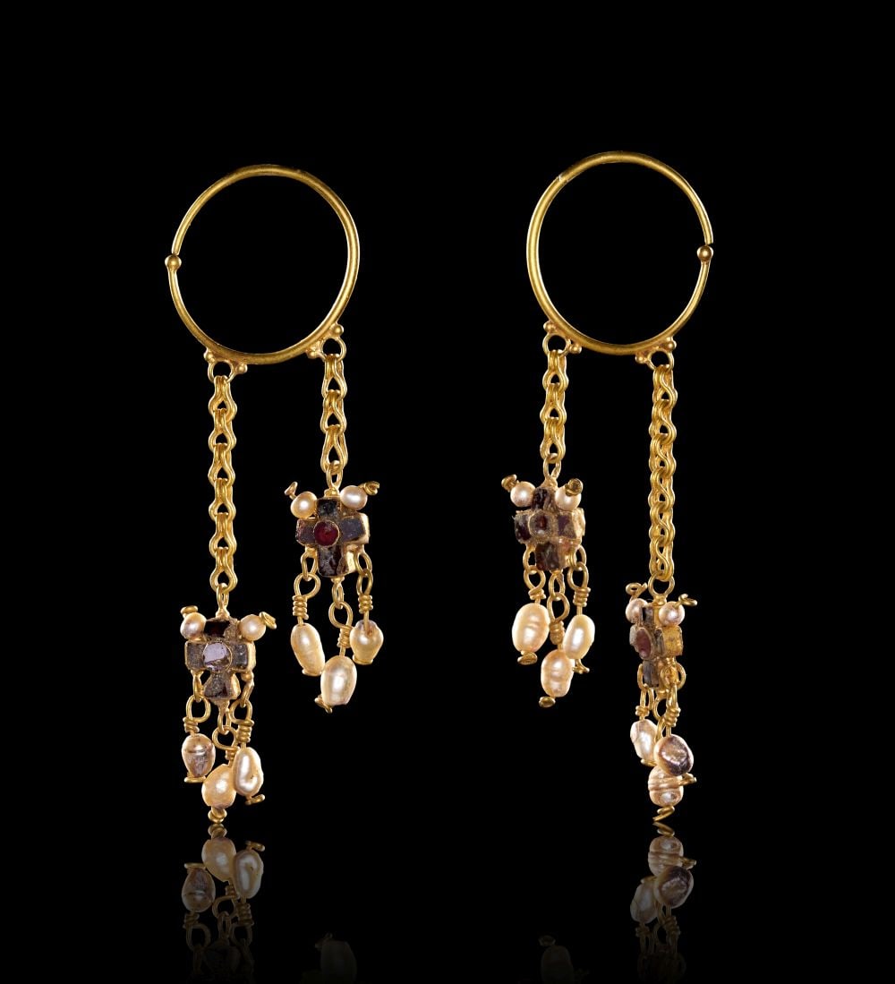 A PAIR OF BYZANTINE GARNET & PEARL GOLD DROP EARRINGS, CIRCA 7TH CENTURY A.D. (1 of 1)